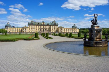 Drottningholm Sarayı, 16. yüzyılda inşa edilmiştir ve İsveç 'in en popüler turistik merkezlerinden biridir.
