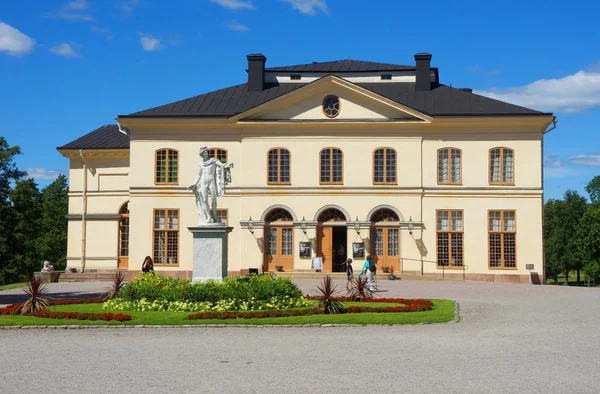 Drottningholm Sarayı, 16. yüzyılda inşa edilmiştir ve İsveç 'in en popüler turistik merkezlerinden biridir.