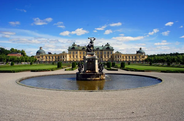 Drottningholm Sarayı, 16. yüzyılda inşa edilmiştir ve İsveç 'in en popüler turistik merkezlerinden biridir.