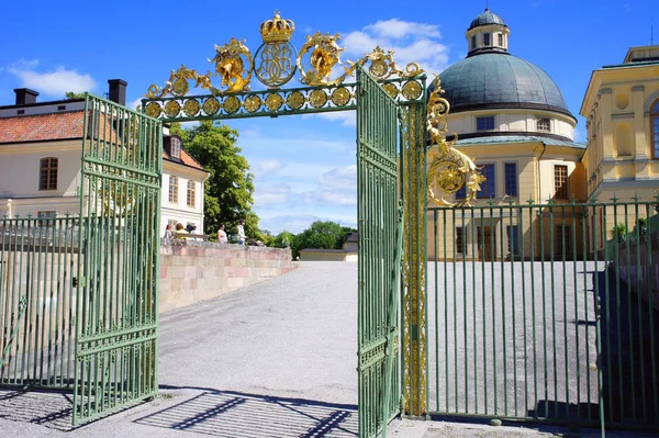 Drottningholm Sarayı, aslen 16. yüzyılda inşa edilmiş, İsveç 'in en popüler turistik merkezlerinden biri.