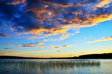 Renkli günbatımı. Lake Momsayarvi, Karelya, Rusya Federasyonu