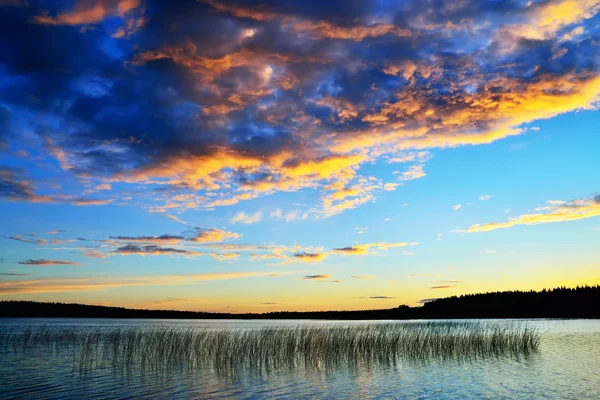 Colorido atardecer. Lago Momsayarvi, Karelia, Rusia — Foto de Stock