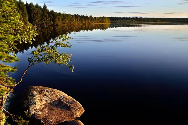 Karelska landskap. Sjön Pongoma, Karelen, Ryssland — Stockfoto