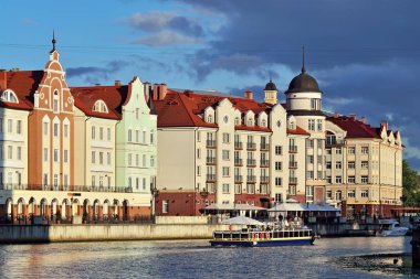 Kaliningrad, Rusya - 11 Haziran 2016: Balıkçı köyü bir yaz akşamı