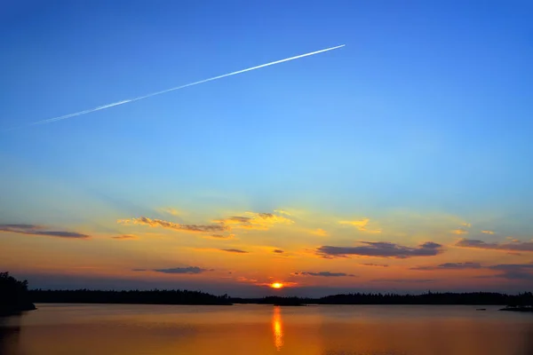 Vliegtuig vliegt naar het westen. Lake Engozero, Noord-Karelië, Rusland — Stockfoto