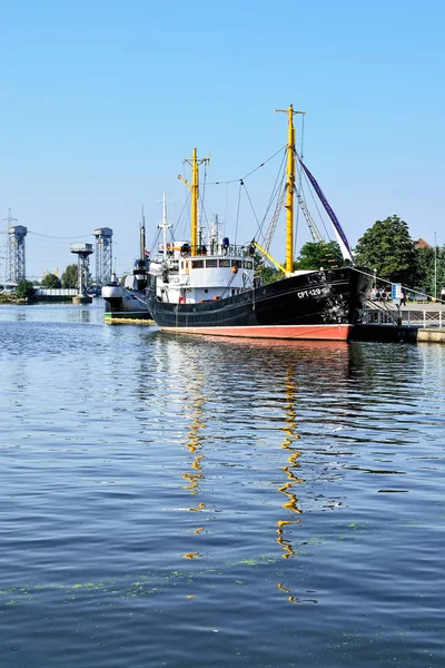 Kaliningrad, Ryssland - September 18, 2012: Fartyg förtöjda vid kajen av Peter stort. Turistattraktion i staden Stockbild