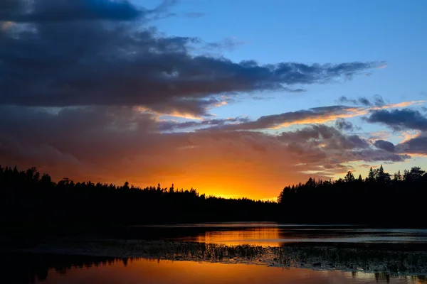 Pôr do sol no rio Chirko-Kem. Carélia, Rússia — Fotografia de Stock