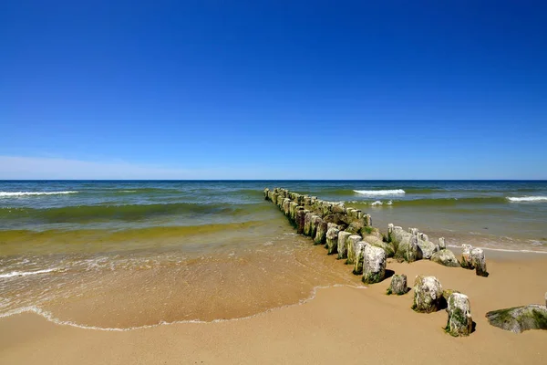 Baltic coast and the old breakwater — Stock Photo, Image