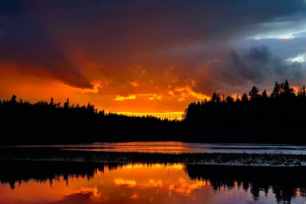 Pôr-do-sol dramático no rio Chirko-Kem. Carélia, Rússia — Fotografia de Stock