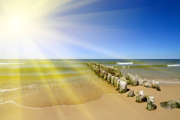 Costa Baltica, il sole e il frangiflutti — Foto Stock