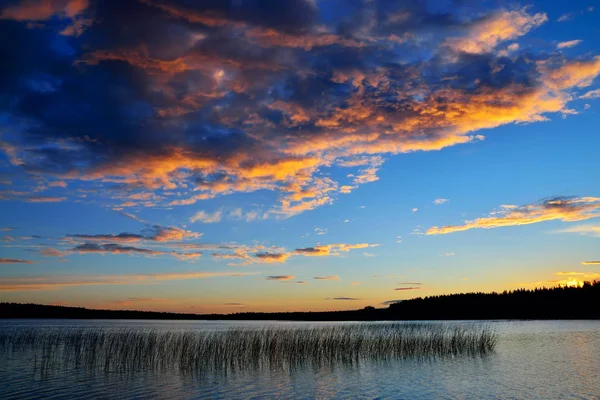 Beau coucher de soleil sur la rivière Chirko-Kem. Carélie, Russie — Photo