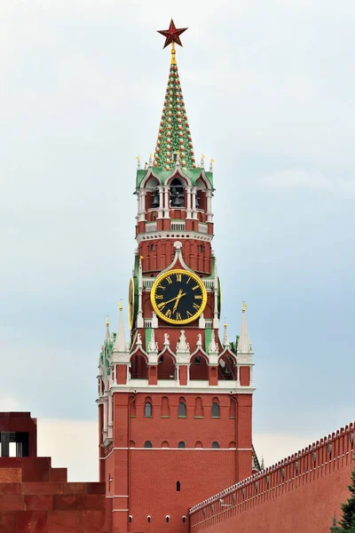 De toren van de Spasskaya van het Kremlin van Moskou. Moskou, Rusland — Stockfoto