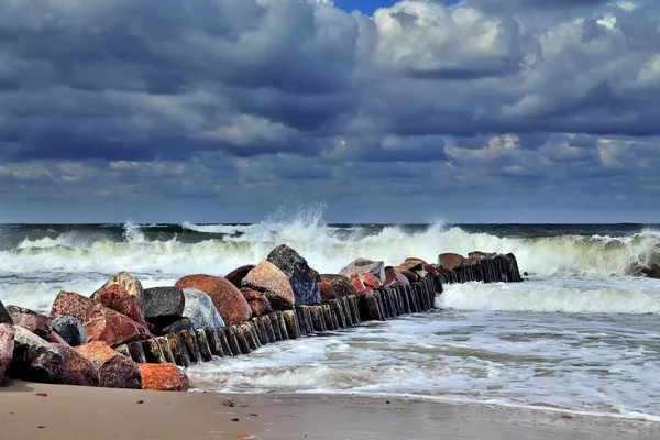 Mar Báltico tempestuoso e quebra-mar velho — Fotografia de Stock