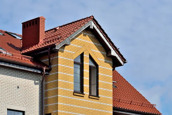 Janelas de sótão no telhado de azulejo — Fotografia de Stock