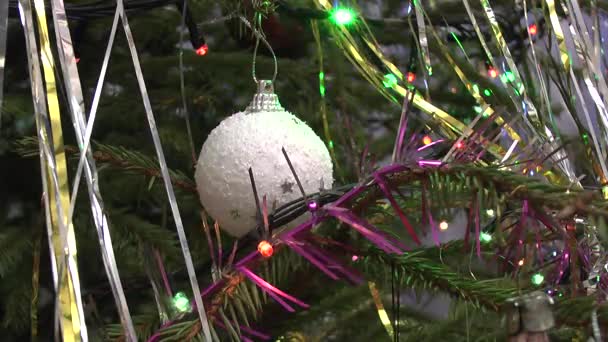 Árbol de Navidad con juguetes y guirnaldas — Vídeos de Stock