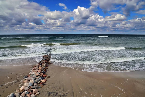 Velho quebra-mar na praia de areia do mar Báltico — Fotografia de Stock