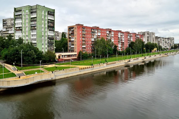 Kaliningrad, Federacja Rosyjska - 18 sierpnia 2016: mieszczan chodzić po ulicy admirał Tributs — Zdjęcie stockowe
