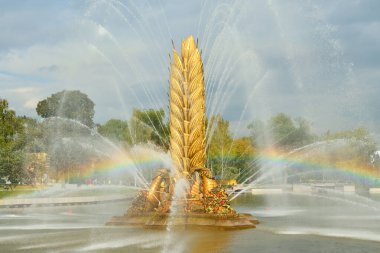 Moskova, Rusya - 12 Ağustos 2019: Moskova 'daki Vdnkh' da Altın Çeşme. Rus Sergi Merkezi.