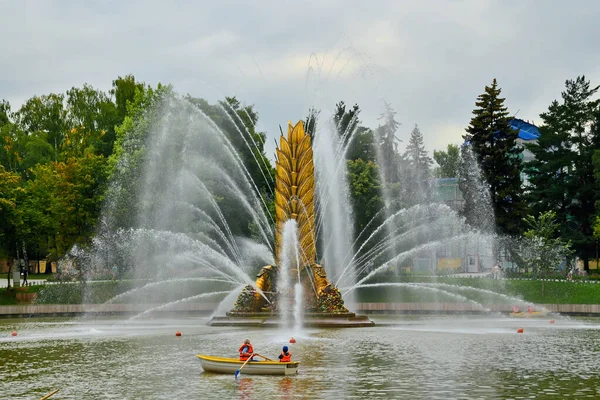 Moskva, Ryssland - 12 augusti 2019: Fontän Golden spik vid Vdnkh i Moskva. Allryska utställningscentret — Stockfoto