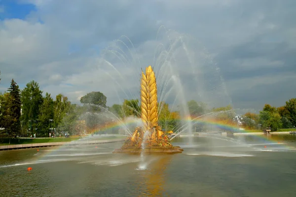 2019年8月12日：俄罗斯莫斯科Vdnkh的黄金喷泉 — 图库照片