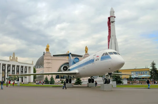 モスクワ,ロシア- 8月12 、 2019:モスクワのVdnhで旅客機Yak-42 — ストック写真