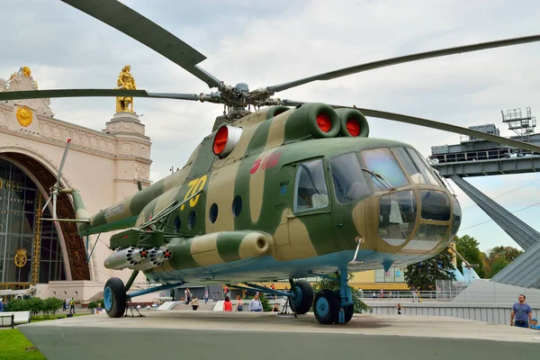 Moskwa, Rosja - sierpień 12, 2019: Transport i lądowanie śmigłowca Mi-8, All-Russian Exhibition Center — Zdjęcie stockowe