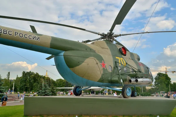Moskova, Rusya - 12 Ağustos 2019: Moskova, Vdnkh 'a ulaşım ve iniş helikopteri Mi-8 — Stok fotoğraf