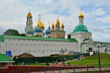 Sergiev Posad, Moskova bölgesi, Rusya - 15 Ağustos 2019: Trinity-Sergiev Lavra, Rus Ortodoks Kilisesi 'nin en önemli manastırı ve ruhsal merkezi