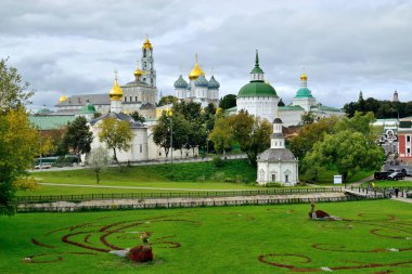 Sergiev Posad, Moskova bölgesi, Rusya - 15 Ağustos 2019: Trinity-Sergiev Lavra, Rus Ortodoks Kilisesi 'nin en önemli manastırı ve ruhsal merkezi