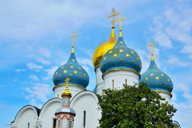 Sergiev Posad, Moskova bölgesi, Rusya - 15 Ağustos 2019: Trinity-Sergiev Lavra, en önemli Rus manastırı, Varsayım Katedrali Kubbeleri