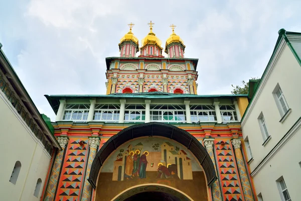 Sergiev Posad, região de Moscou, Rússia - 15 de agosto de 2019: Trinity-Sergiev Lavra, mosteiro russo mais importante, Igreja da Natividade de São João Batista — Fotografia de Stock