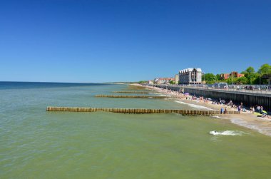 Zelenogradsk, Rusya - 28 Mayıs 2017: Rusya 'nın Kaliningrad bölgesindeki Zelenogradsk tatil beldesindeki kumlu sahil ve gezinti alanı