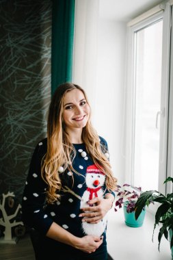 Beklenti konsepti: Hamile bir kadının elini tutup karnına dokunması.