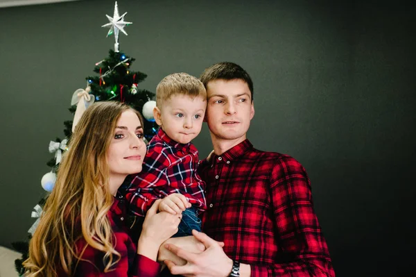 Glückliche Familie Die Während Der Weihnachtsfeiertage Zeit Miteinander Verbringt — Stockfoto