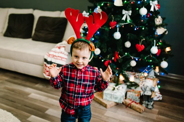 Mutlu Küçük Çocuk Aile Tatillerinin Tadını Çıkarıyor Mutlu Noeller Mutlu — Stok fotoğraf