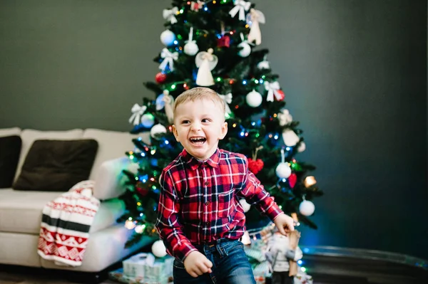 Mutlu Çocuk Yurdun Içinde Oynuyor Mutlu Noeller Mutlu Yıllar — Stok fotoğraf