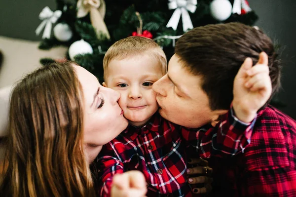 Glückliche Familie Die Während Der Weihnachtsfeiertage Zeit Miteinander Verbringt — Stockfoto