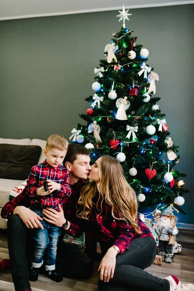 Gelukkig Gezin Brengt Tijd Samen Door Tijdens Kerstvakantie — Stockfoto