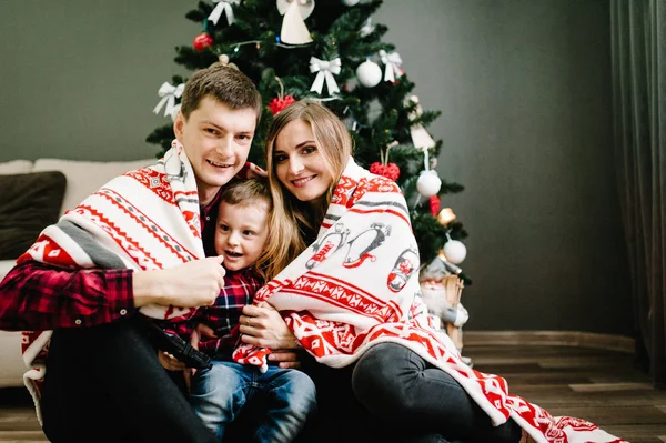 Gelukkig Gezin Brengt Tijd Samen Door Tijdens Kerstvakantie — Stockfoto