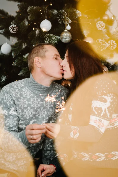 Mutlu Çift Birlikte Eğleniyor Mutlu Noeller Mutlu Tatiller Aşk Konsepti — Stok fotoğraf