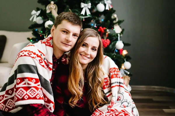 Couple Amoureux Avec Couverture Assis Côté Arbre Noël — Photo