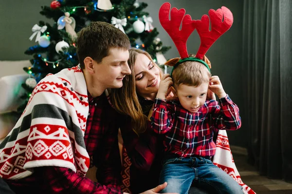 Família Feliz Passar Tempo Juntos Durante Férias Natal — Fotografia de Stock