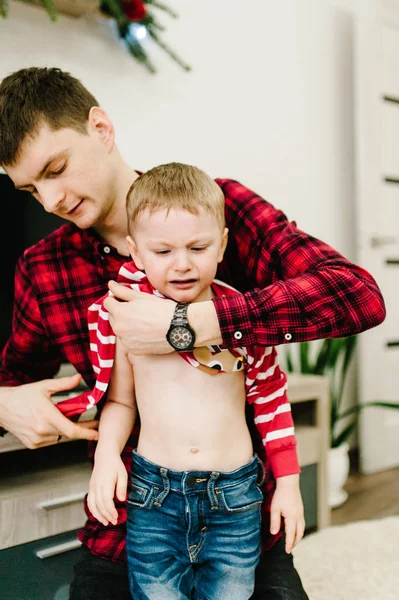 Fröhlicher Kleiner Junge Und Papa Weihnachtsmann Pullovern Spielen Und Feiern — Stockfoto