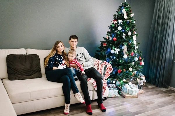 Casal Feliz Celebrando Natal Diverte Véspera Ano Novo Ambiente Acolhedor — Fotografia de Stock