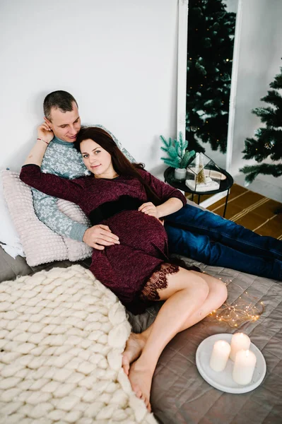 Couple Enceinte Couché Sur Lit Près Arbre Noël Bonne Année — Photo
