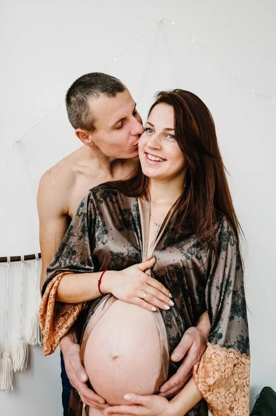 Čekám Dítě Těhotná Sexy Žena Stojící Pokoji Mužské Ruce Objímají — Stock fotografie