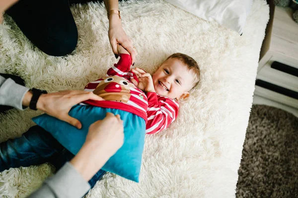 Weihnachtsfamilie! glücklich mutter, papa und kleiner sohn im weihnachtsmann s — Stockfoto