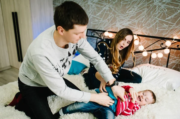 Glückliche Familie Die Während Der Weihnachtsfeiertage Zeit Miteinander Verbringt — Stockfoto