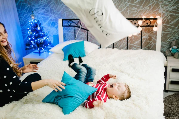 Mutlu Anne Oğlunun Portresi Noel Birlikte Kutluyor — Stok fotoğraf