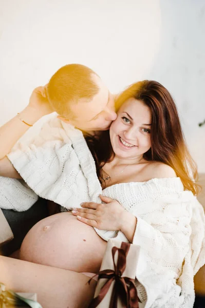 Terhes Feleség Férj Otthon Skót Kockával Borítva Terhesség Ünnepek Emberek — Stock Fotó